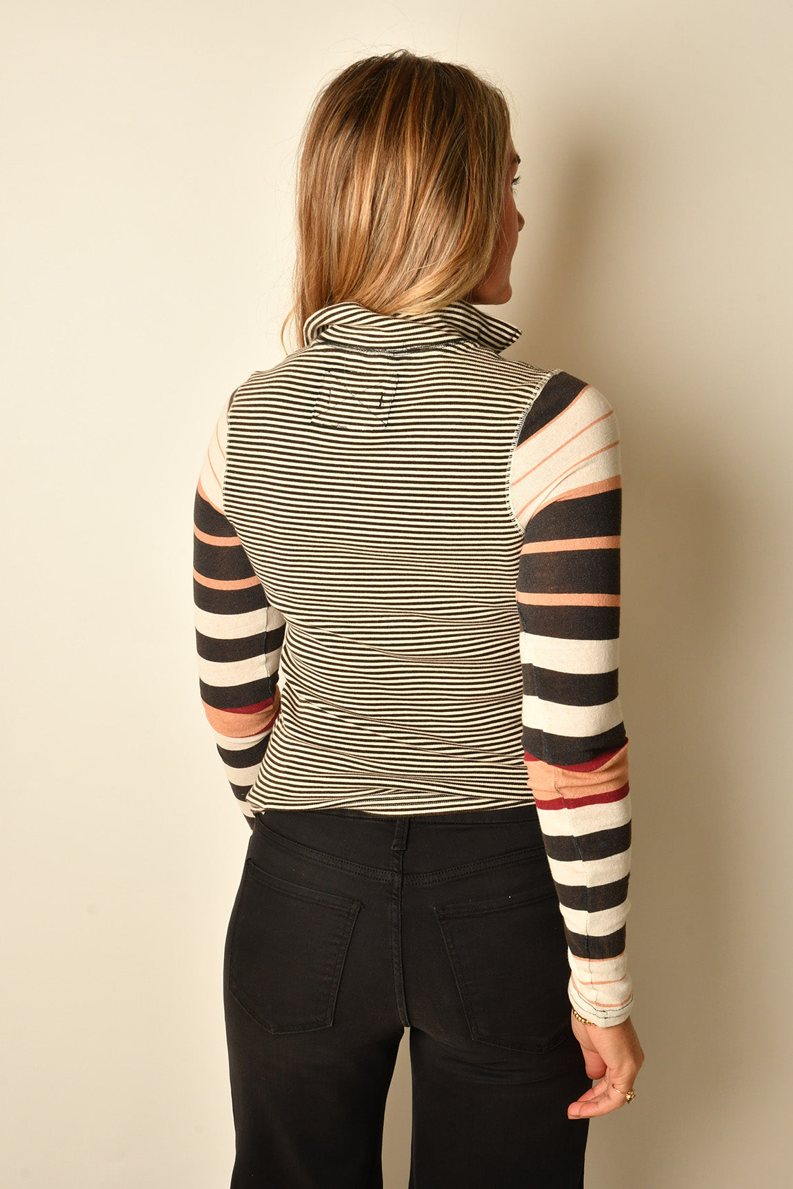 AVERY ZIP UP