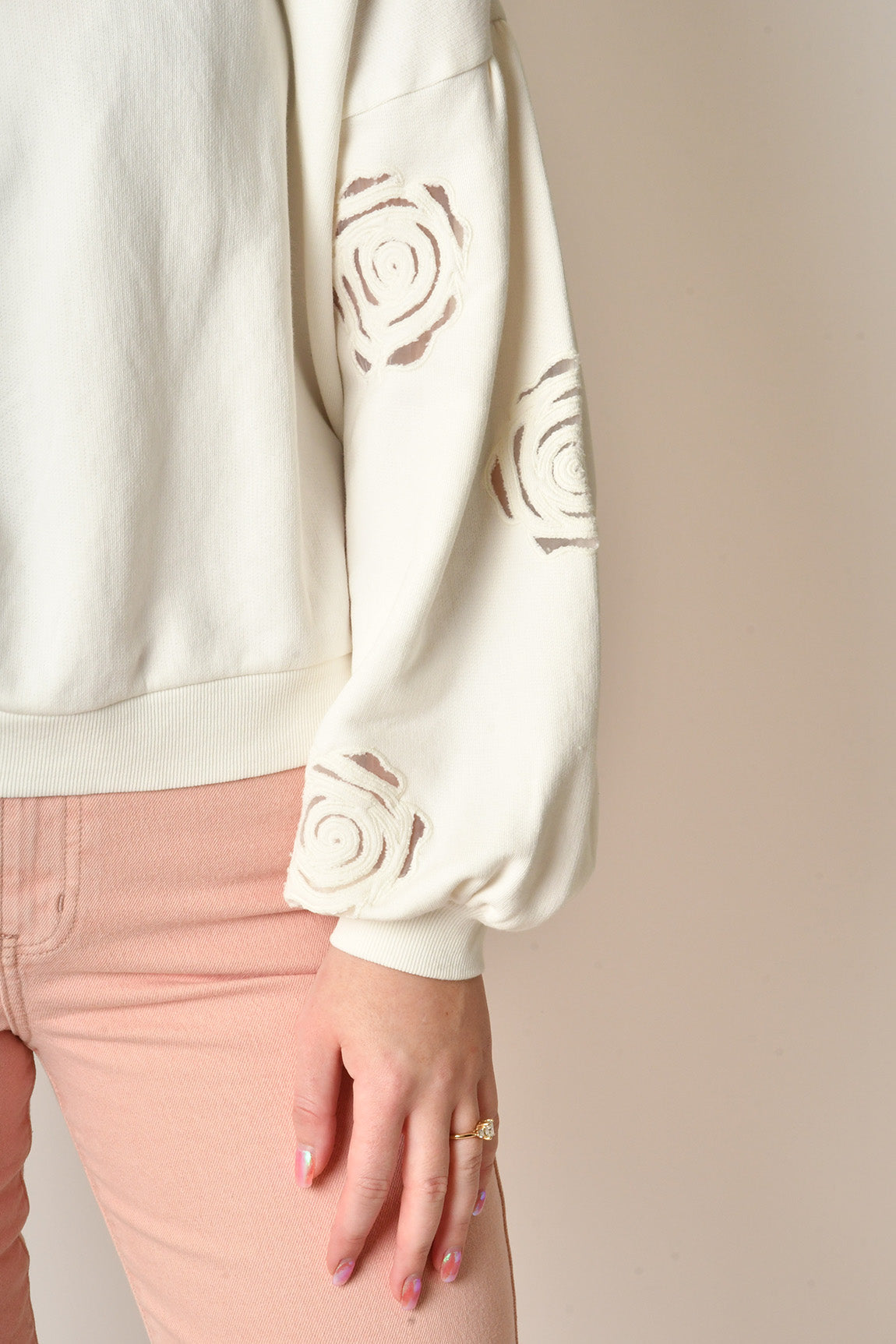 ROSE EMB SWEATSHIRT