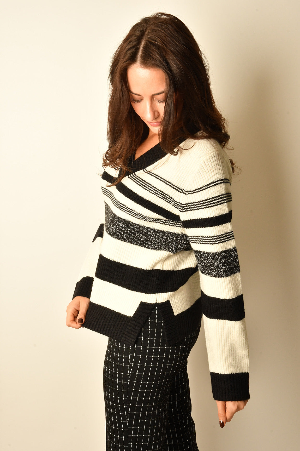 MELANGE STRIPE V-NECK SWEATER